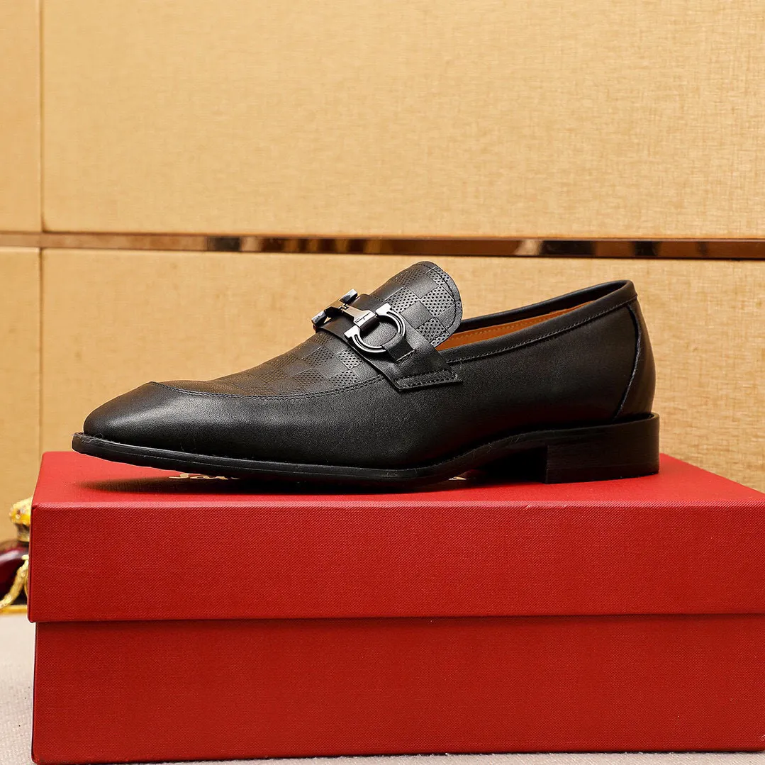 Men's shoes 💰460 💐 Product trademark: Ferragamo "Ferragamo" casual leather shoes Regular size: 38-44 (45🉑️customized) Product materials: Selected imported first-layer calfskin embossed upper + luxury hardware buckle, imported water-dyed cowhide leather lining. Strong three-dimensional visual effect, original combination outsole Color: 1⃣️color optional